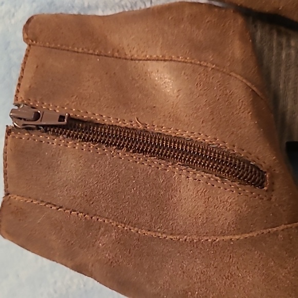 Ladies 8.5  Ankle Fashion Boots by Fergie - Picture 3 of 7